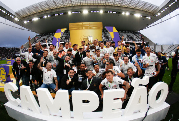 Jogadores comemorando o t�tulo conquistado com as medalhas