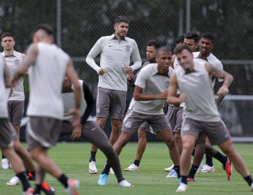 Pedro Raul e demais jogadores aquecendo