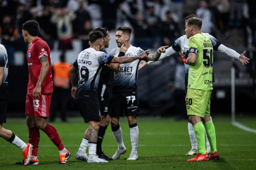 Gustavo Silva e Coronado brigando com a arbitragem de Corinthians x Argentinos Juniors