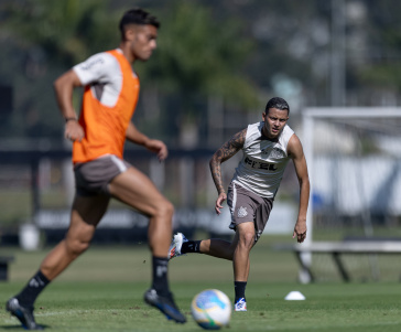 Kayke acompanha Fausto Vera com a bola