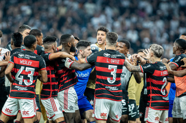 Jogadores de Corinthians e Flamengo se envolvem em confus�o nos minutos finais da partida