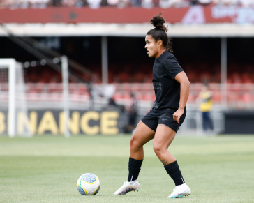 Isabela com a posse da bola