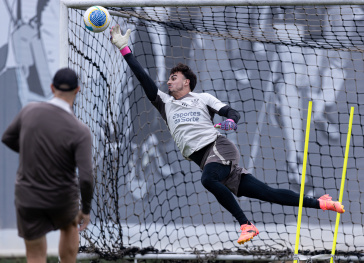 Matheus Donelli salta para defender