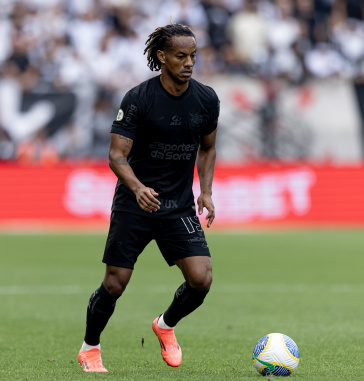 Andr� Carrillo com a bola