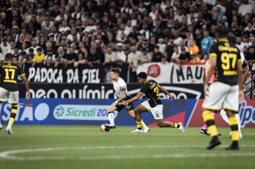 Igor Coronado tentando drible sobre defensor