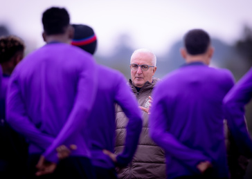 Dorival J�nior conversando com os jogadores durante treino do Corinthians