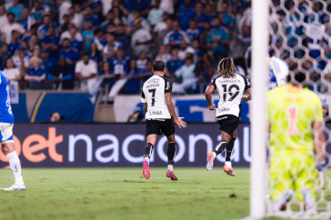 Andr� Carrillo e Maycon comemorando o gol do Corinthians contra o Cruzeiro