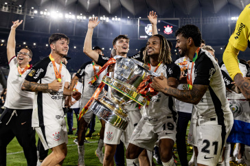 Jogadores do Corinthians com o trof�u da Copa do Brasil