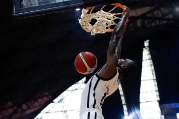 Davaunta Thomas no ato final da enterrada durante jogo do Corinthians pelo NBB