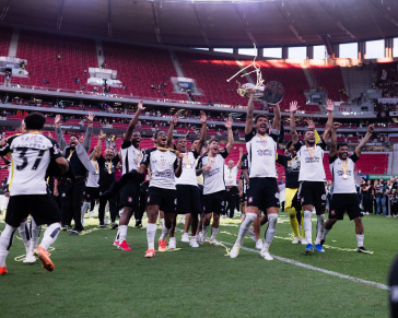 Gustavo Henrique e jogadores do Corinthians comemorando com a ta�a