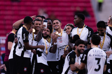 Memphis Depay e jogadores da base comemoram t�tulo