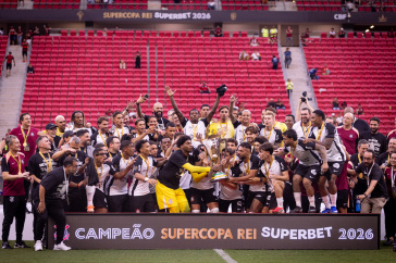 Comemora��o dos jogadores junto ao trof�u da Supercopa do Brasil