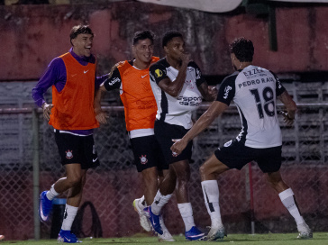 Jogadores do Corinthians comemorando gol decisivo contra a Portuguesa