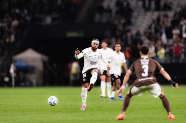Memphis Depay tocando de esquerda