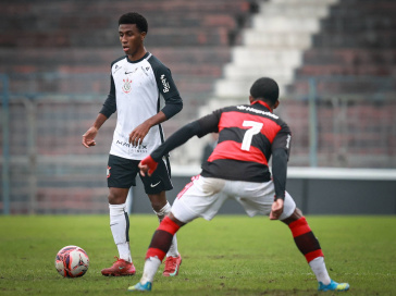 Pedro Thomas com a bola diante do Flamengo