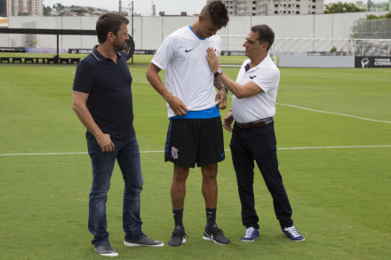 Duilio Monteiro Alves (então diretor de futebol), Richard e Jorge Kalil (então diretor adjunto) durante apresentação oficial, no início de 2019