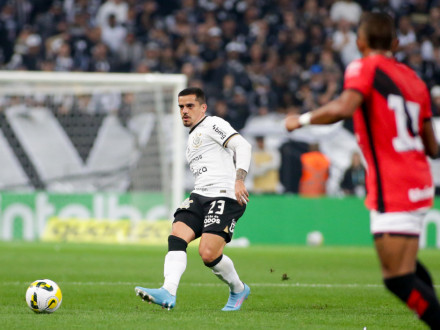 Titular do Corinthians contra o Atlético-GO, Fagner desmentiu rumores de má relação com Vítor Pereira após a partida