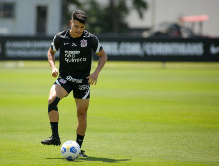 Volante Roni participou do aquecimento do Corinthians neste domingo