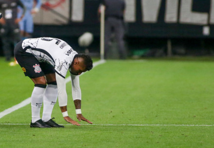 Paulinho voltou a jogar pelo Corinthians entrando no segundo tempo