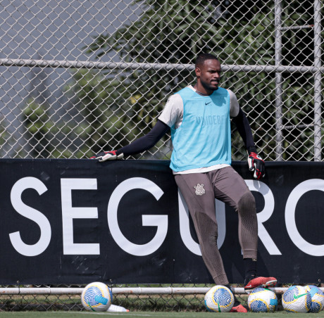 Antnio Oliveira faz testes e monta Corinthians com novidades de olho no Fluminense