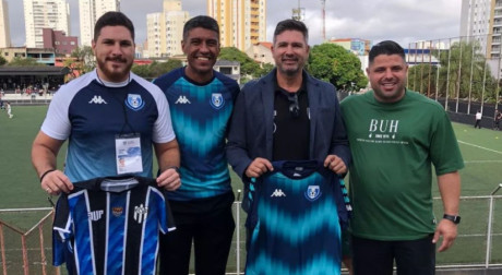 Volante do Corinthians marca presena em partidas de clube que o tem como embaixador