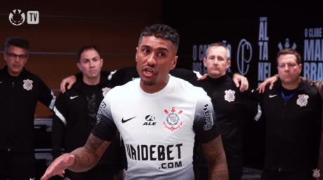 Paulinho protagonizou mais um discurso emocionante no vestirio em sua despedida pelo Corinthians