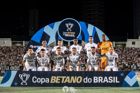 Jogadores do Corinthians antes do jogo contra o Cianorte pela Copa do Brasil