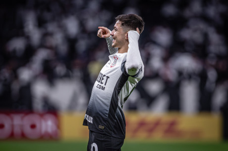 Rodrigo Garro comemorando gol diante do Racing pela Sul-Americana