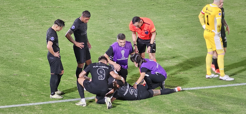 Matheuzinho revela otimismo em primeira avaliao e descreve lance de leso em gol do Corinthians