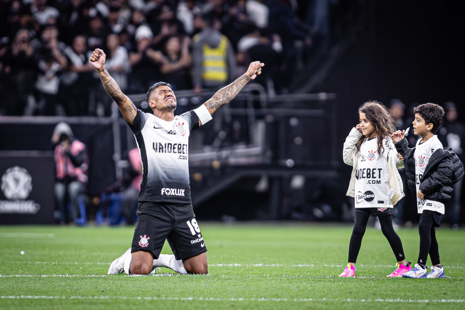 Paulinho emocionado durante sua despedida pelo Corinthians