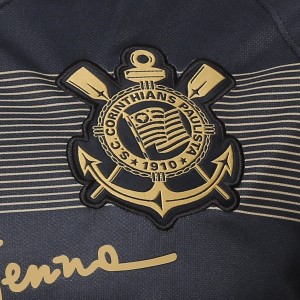 Camisa do Corinthians de 2018 - Detalhe do escudo no uniforme III