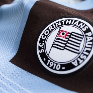 Camisa do Corinthians de 2020 - Terceiro uniforme do Corinthians detalhe escudo