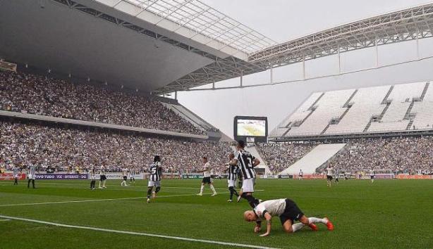 Com casa cheia, Corinthians inaugurou Arena com derrota