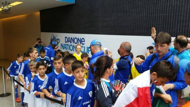 Crianças se preparam para entrar em campo na Arena Corinthians durante a Danone Nations Cup