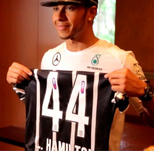 Lewis Hamilton com a  camisa do Corinthians 