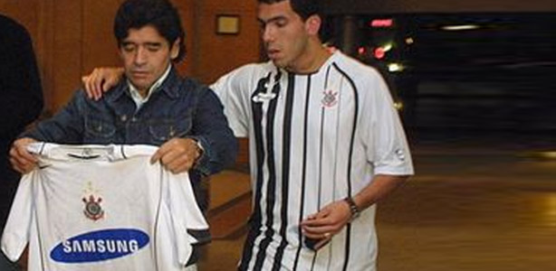 Maradona com a camisa do Corinthians