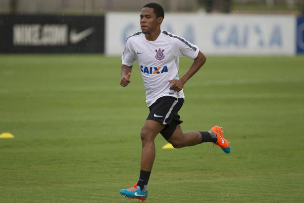 Elias veste novo uniforme de treinamento do Corinthians