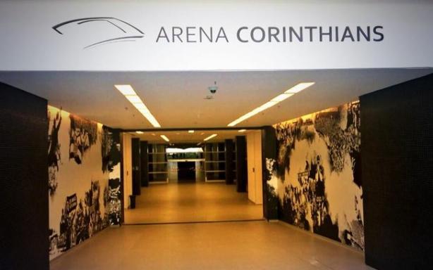 Entrada do campo com o logo da Arena Corinthians