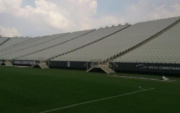 Também tem faixas adesivadas nas arquibancadas do estádio