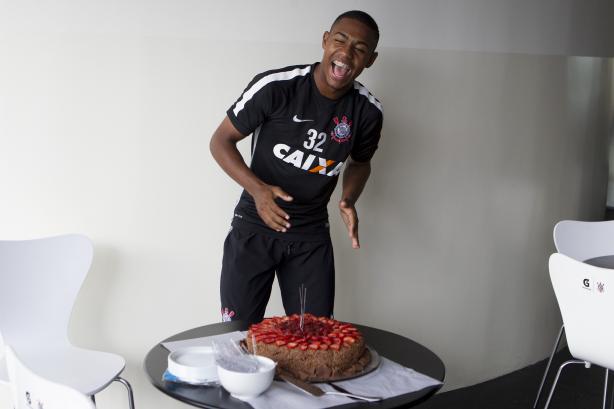 Malcom ganhou bolo de anivers&aacute;rio