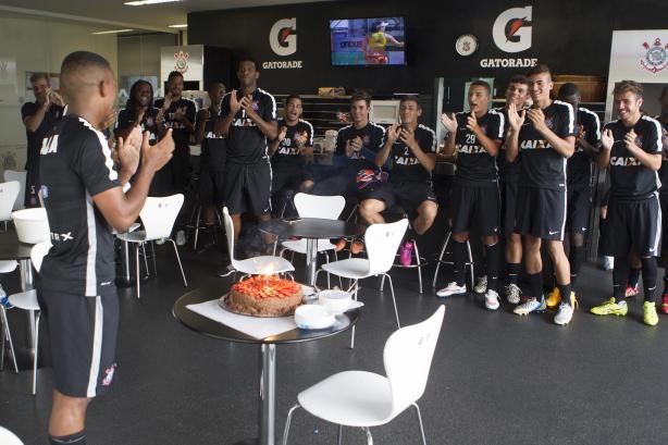 Jogadores cantaram "parab&eacute;ns pra voc&ecirc;" para o Malcom