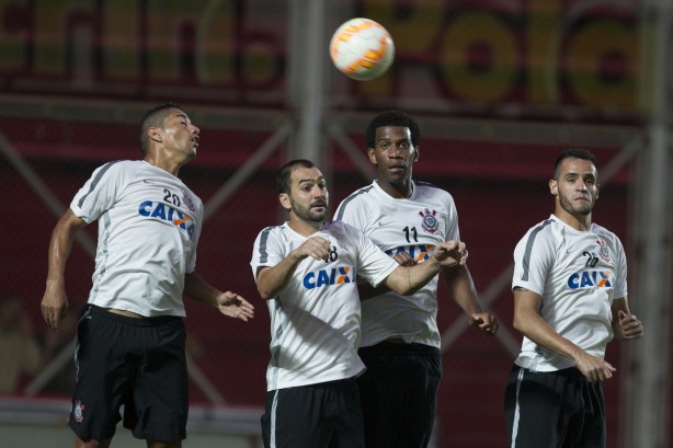 Na atividade, Corinthians treino bolas areas