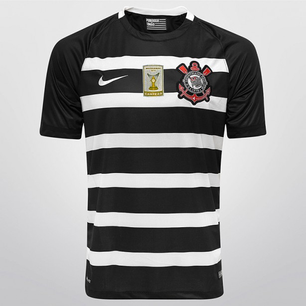 Camisa do Corinthians com listras horizontais e patch do Brasileiro
