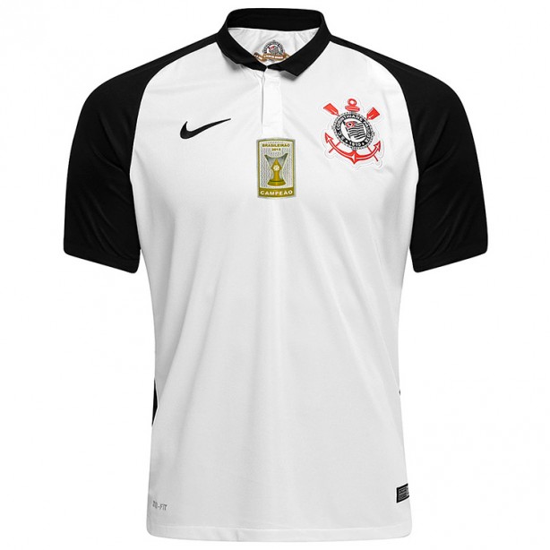 Camisa do Corinthians branca com mangas pretas e patch do Brasileiro