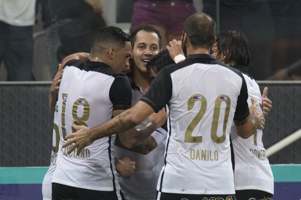 Jogadores do Corinthians comemoram gol de Rodriguinho