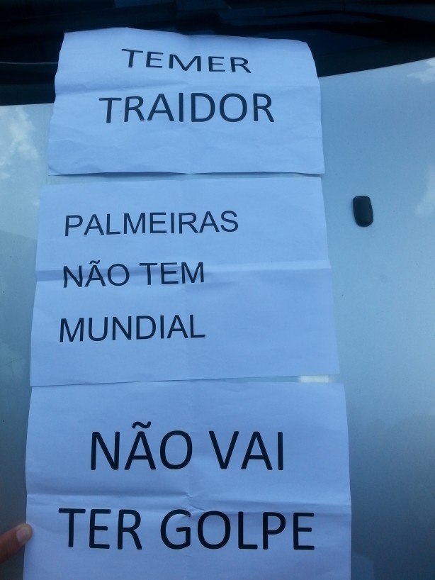 Papel escrito 'Palmeiras não tem Mundial' é jogado em ...