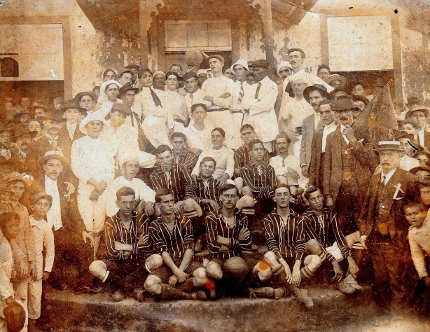 O Corinthians j vestia listrado em 1915, ano deste amistoso em So Carlos (SP)