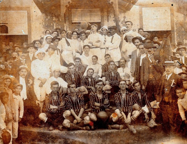 O Corinthians j&aacute; vestia listrado em 1915, ano deste amistoso em S&atilde;o Carlos (SP)