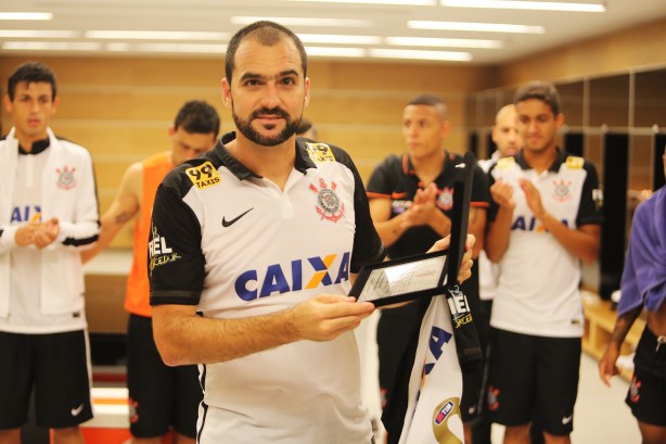 Danilo sendo homenageado pelos 300 jogos no Corinthians