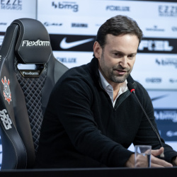 Diretor financeiro do Corinthians pede demisso